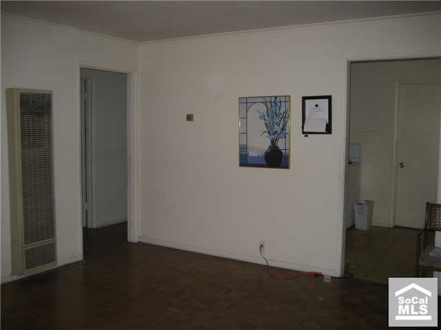301-n-bewley-santa-ana-living-room-2.jpg