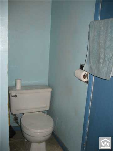 301-n-bewley-santa-ana-toilet.jpg